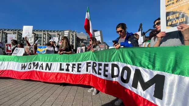 Canadian demonstrators form ‘human chain’ in solidarity with Iran protesters