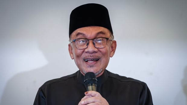 Anwar Ibrahim’s hard-to-believe journey from prisoner to new Malaysian prime minister