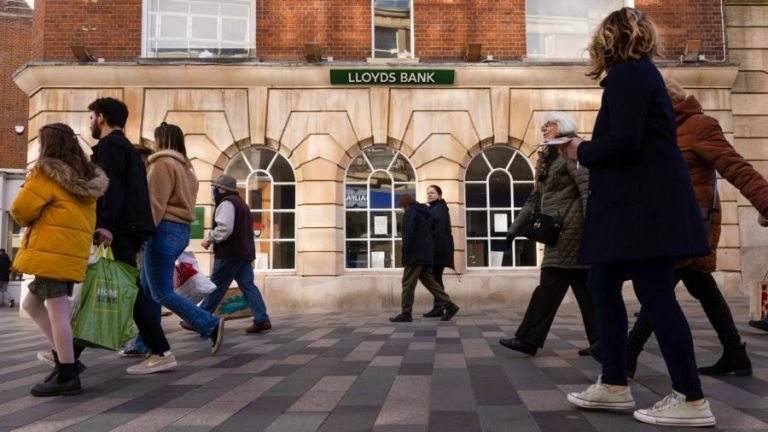 Lloyds considers improving service and redress for wealthier customers