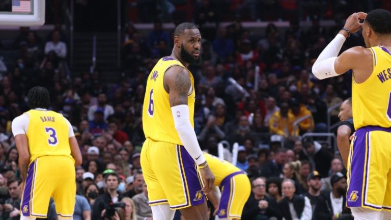 LeBron James exits early with injury as LA Lakers lose to LA Clippers