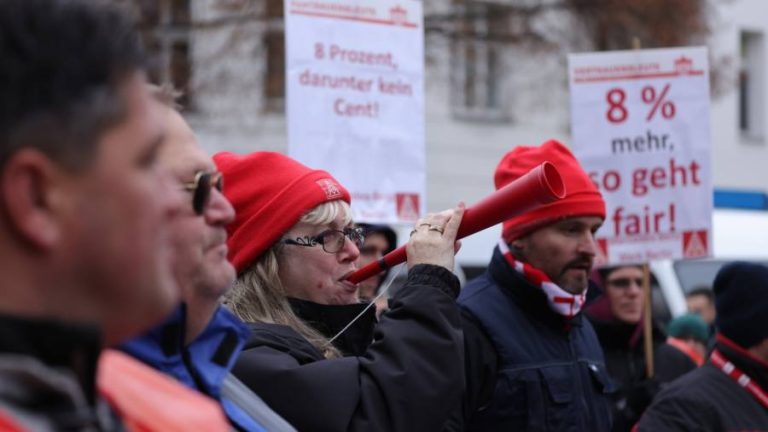 German unions reach pay agreement in metal and electrical sector