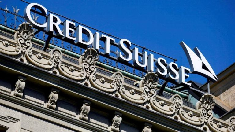 Credit Suisse: customers are bailing out as shareholders are buying in