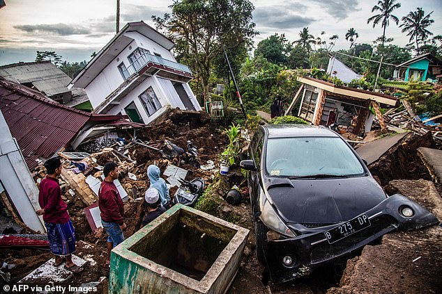 Death toll in Indonesia earthquake climbs past 250 as rescuers continue search for survivors