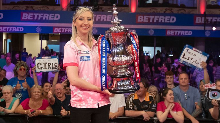 Wayne Mardle and Laura Turner discuss the 'hate' and hostility towards Fallon Sherrock and say that social media has a big part to play in the negativity.