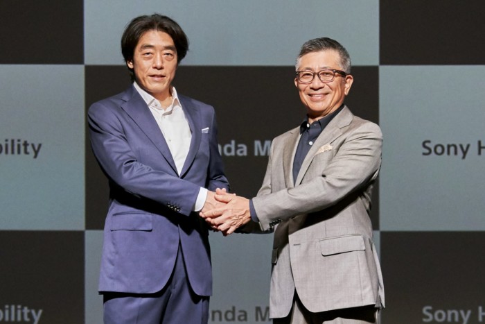 Izumi Kawanishi and Yasuhide Mizuno shaking hands