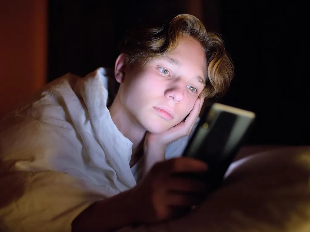 Teenager Smartphone Glow Bed