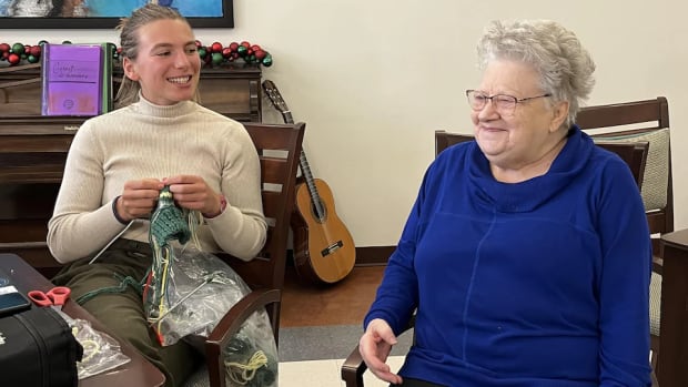 How 2 university students are fitting in at Quebec City seniors’ residence