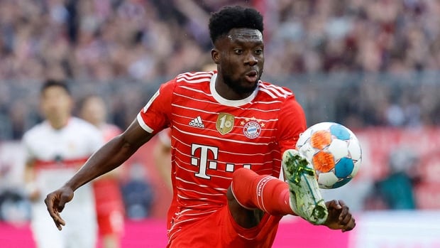 Canadian star Alphonso Davies exits Bayern Munich match with hamstring injury 2 weeks before World Cup