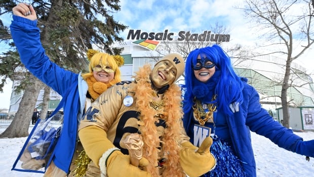 Fans brave wind chill ahead of Grey Cup final between Blue Bombers, Argonauts