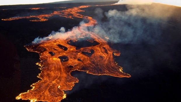 Hawaii’s Mauna Loa volcano erupts for 1st time in nearly 40 years