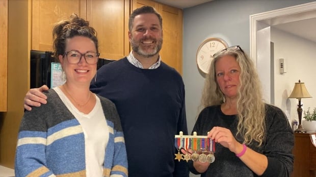 Kitchener couple finds WW II medals in walls, tracks down Quebec-born soldier’s granddaughter