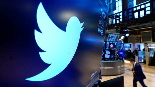 Twitter tells staff to expect layoff notices Friday morning