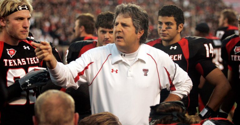 Mike Leach, Innovative Football Coach at Three Colleges, Dies at 61