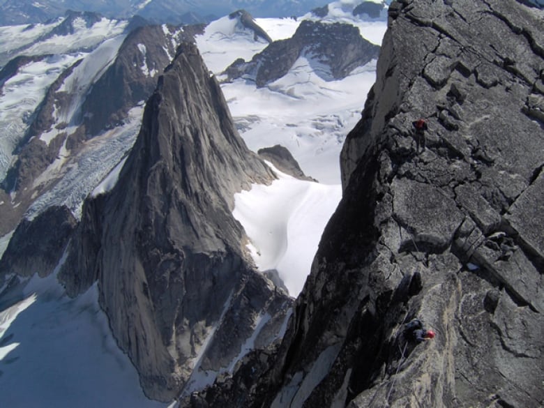 A snowy set of mountain peaks.