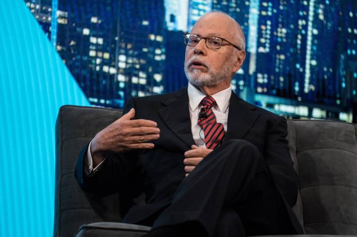 Elliott’s Paul Singer speaks at an event 