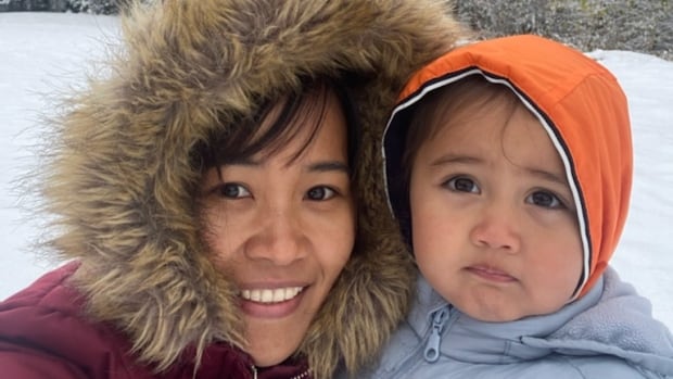 Travellers stranded amid B.C. snowfall rely on kindness of strangers to get home