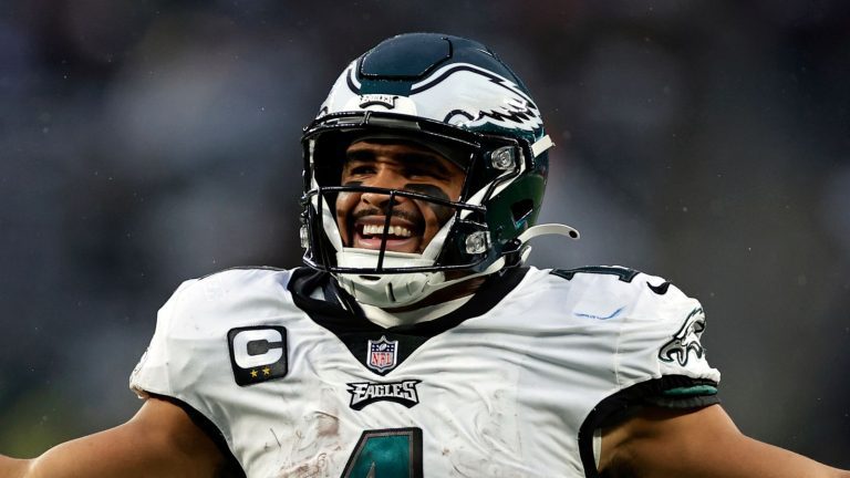 Eagles crush Giants to clinch playoff spot | Cowboys survive Texans scare