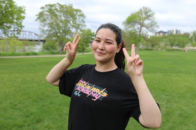 picture of Banin Arjmand giving peace symbol