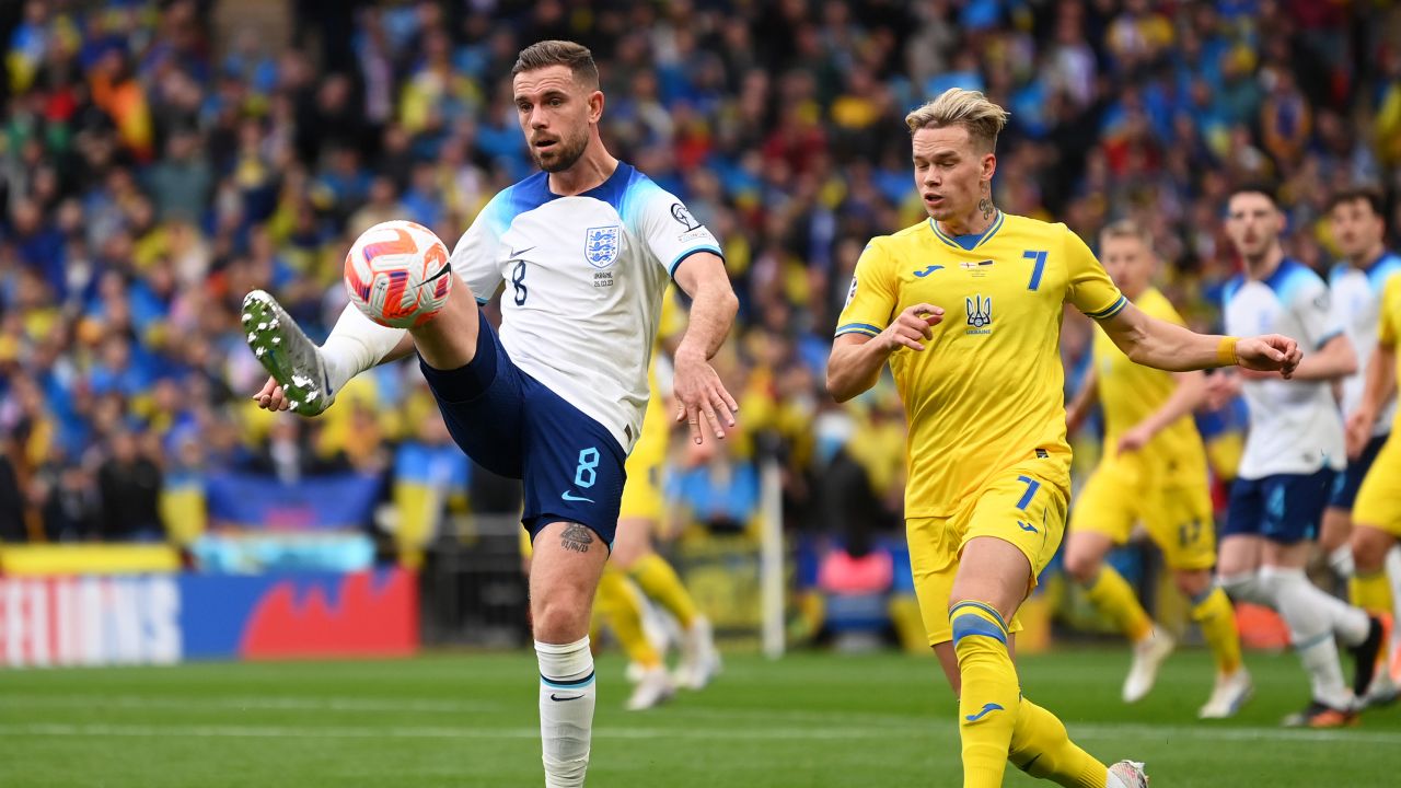 Jordan Henderson of England controls the ball whilst under pressure from Mykhailo Mudryk.