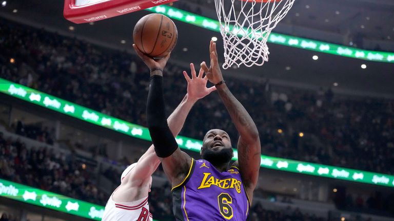 Los Angeles Lakers&#39; LeBron James drives to the basket as Chicago Bulls&#39; Alex Caruso defends.