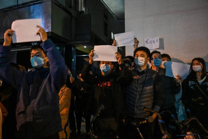 People show blank papers as a way to protest