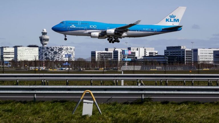 230322135324-01-schiphol-airport-klm-file.jpg