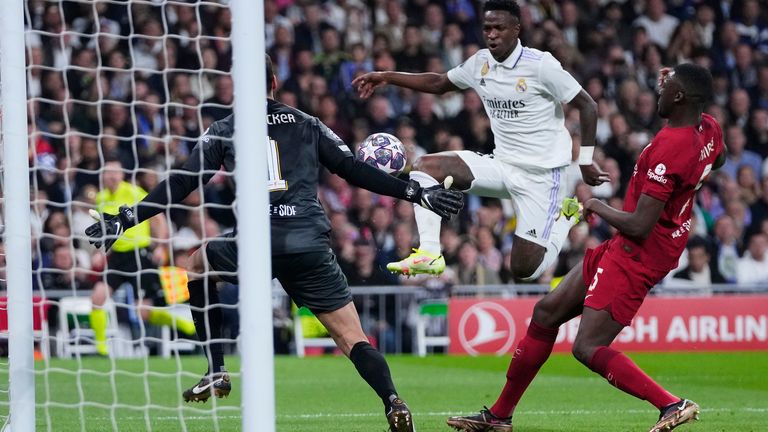 Real Madrid&#39;s Vinicius Junior, centre, tries to beat Liverpool&#39;s goalkeeper Alisson during the Champions League, round of 16 second leg soccer match between Real Madrid and Liverpool at the Santiago Bernabeu stadium in Wednesday, March 15, 2023. (AP Photo/Manu Fernandez)