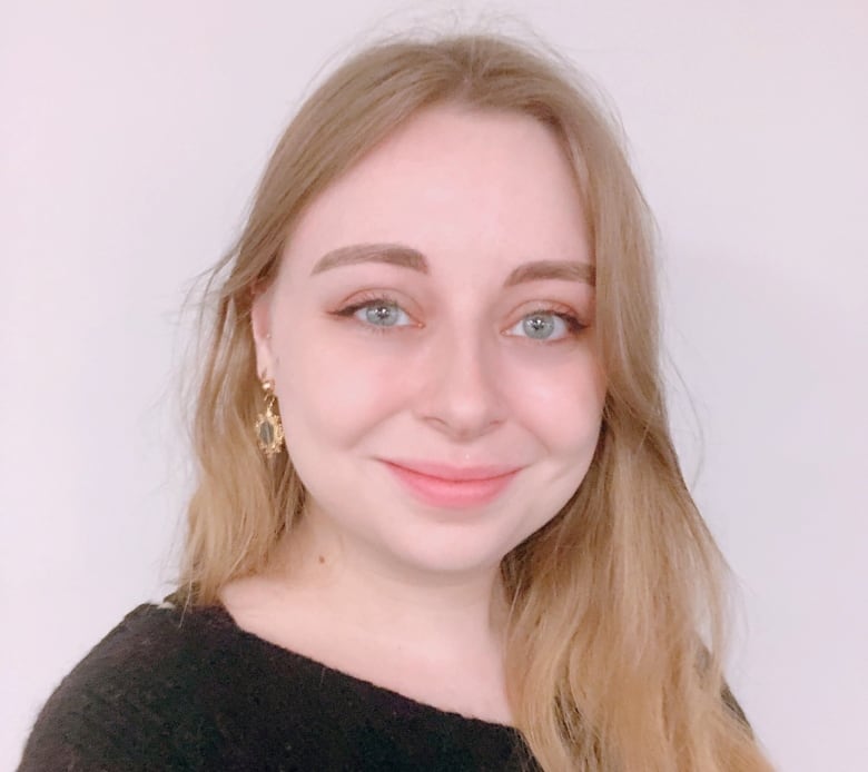 Portrait of a smiling young woman.