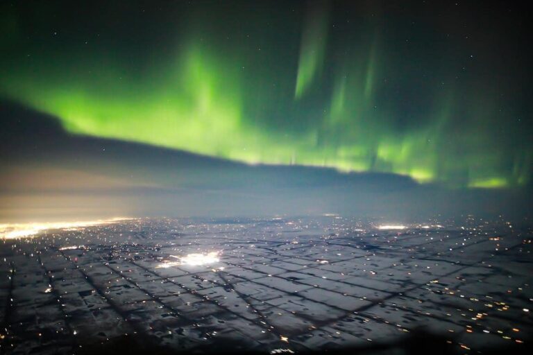 Calgary pilot captures the northern lights from the cockpit