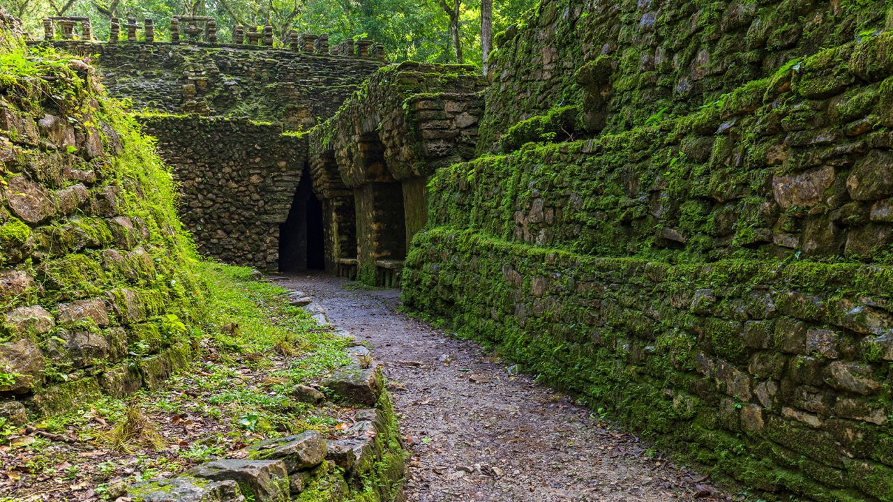 Yaxchilán was an important Mayan city and trading center in the period between c. 580 and c. 800 AD.