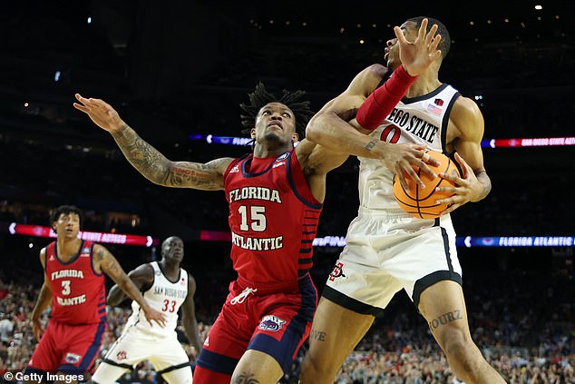 Keshad Johnson made a three-point shot to keep the difference single digits before halftime