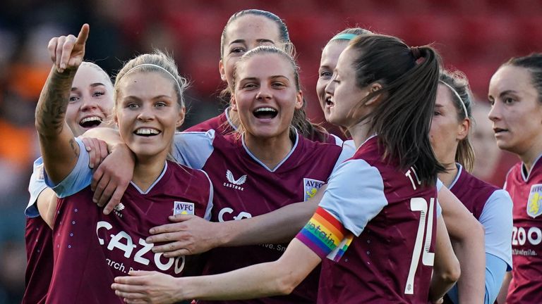 Aston Villa players celebrate Rachel Daly&#39;s second goal against Man Utd