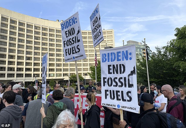 All dressed to the nines, the amalgam of stars and politicians managed to circumvent a group of climate activists who formed a blockade outside, promising to prohibit entry