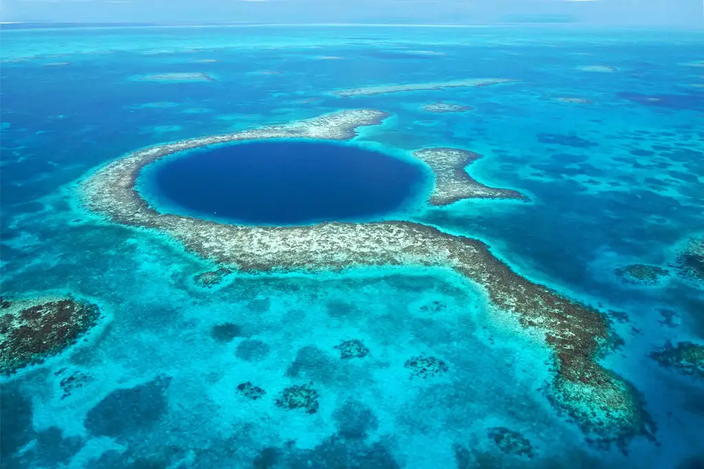 Lighthouse Reef ‎Belize Great Blue Hole