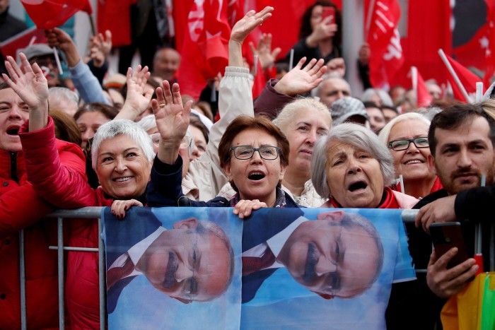 Supporters of Kemal Kılıçdaroğlu cheer 