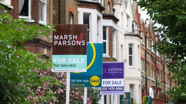 UK house prices extend falls as mortgage repayments soar