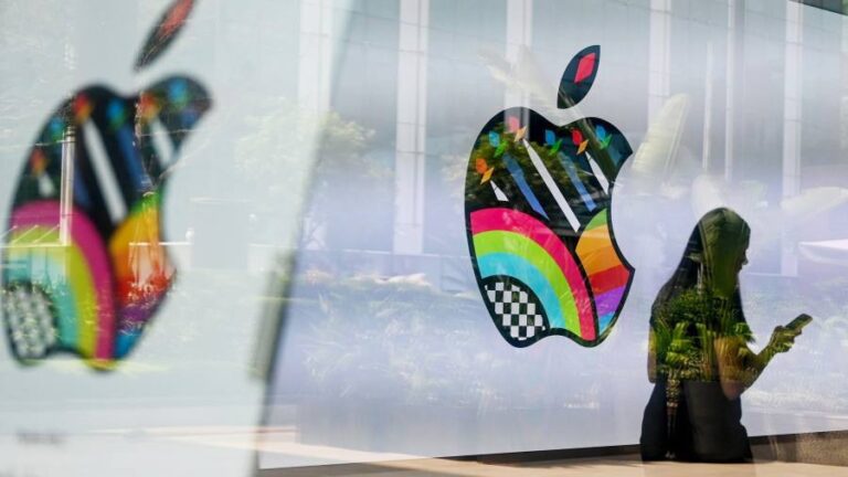 Apple breaks through $3tn valuation again