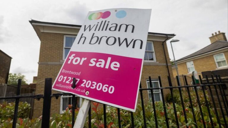 UK house prices tick up despite surging mortgage rates