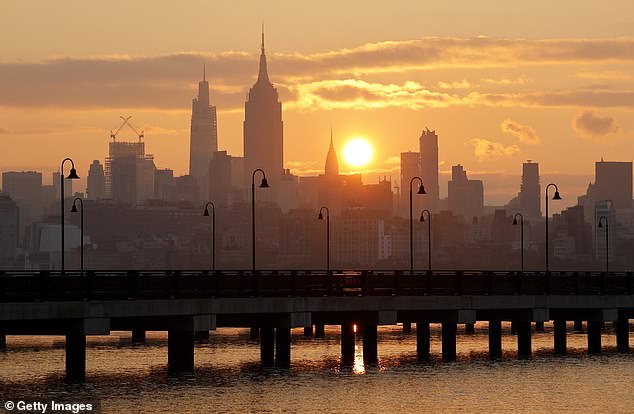 Smog returns to New York City creating a dangerous haze with the air quality still topping 150