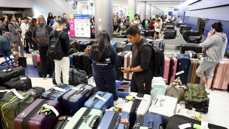 Cancelled flights upset US travellers promised a smoother summer