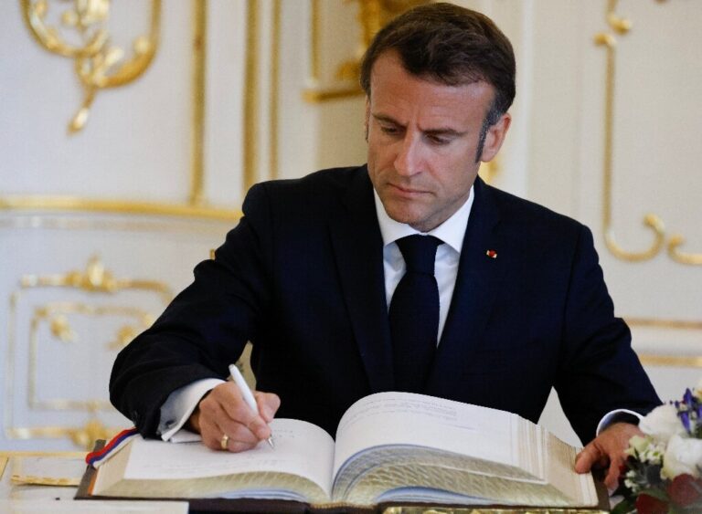 why France holds to analysing handwriting