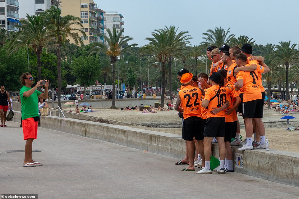 One to remember! A group pack together for a snap of them all in their matching kits