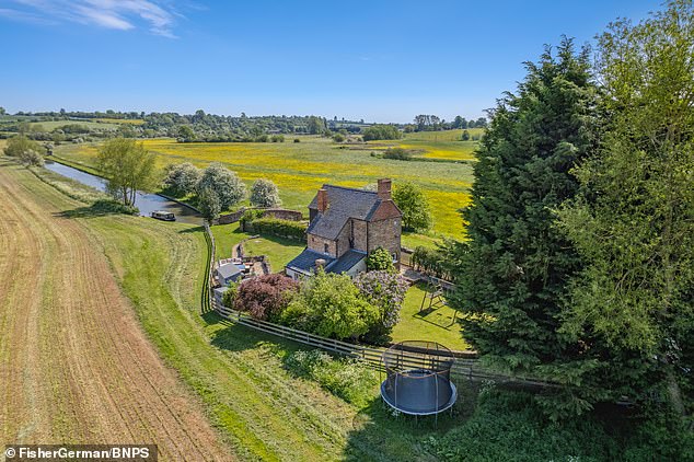 The property sits alongside the Oxford Canal, near the village of Somerton