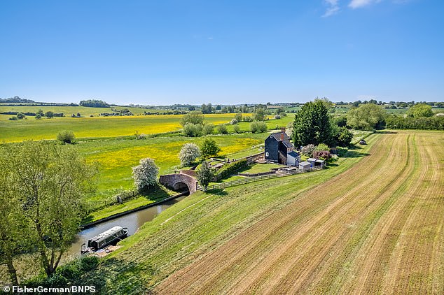 It offers an off-grid retreat with an unrestricted water supply from the canal, electricity produced by a wind turbine and generators and bottled gas is used for cooking