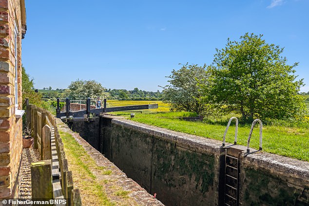 The property has no access for cars and can only be reached on foot by the canal towpath or by boat