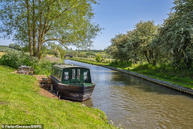 The two-bedroom house has a 64ft mooring and the sale includes the current owner¿s 33ft narrowboat, which can also provide extra guest accommodation