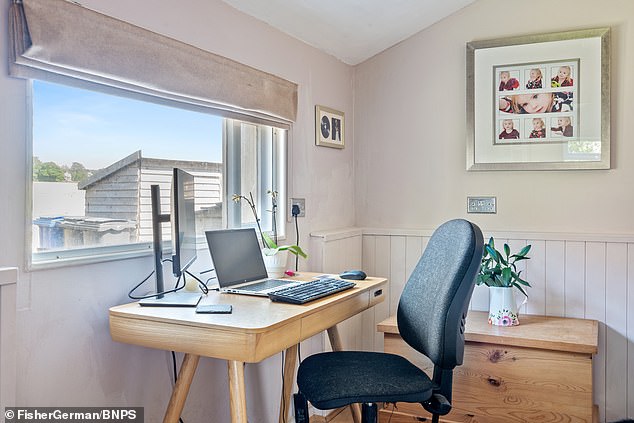 Downstairs, there is a light and open workspace installed, ideal for those who are continuing to work from home