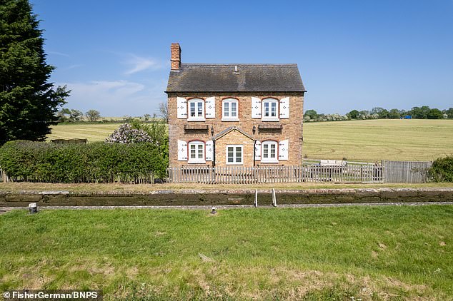 Deep Lock Cottage dates back to the early 19th century. The current owners bought it at auction 15 years ago and have since updated and renovated it