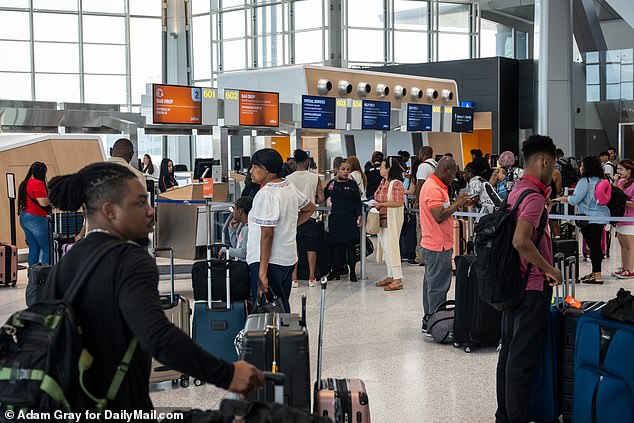 NEWARK: Travelers attempt to get to their destination after thousands of flights have been delayed and canceled. On Monday, more than 1,000 were canceled and 4,600 delayed