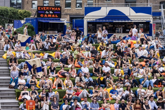 Al fresco tennis watching on the steps at Granary Square, King’s Cross